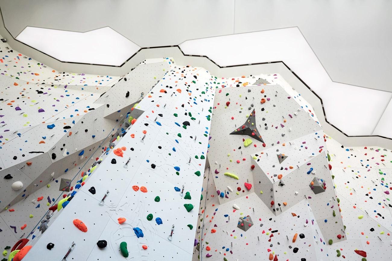 Kletterwand unter dem Oberlicht