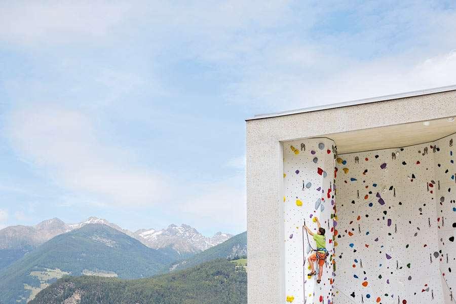 Außenwand mit Blick auf die Berge