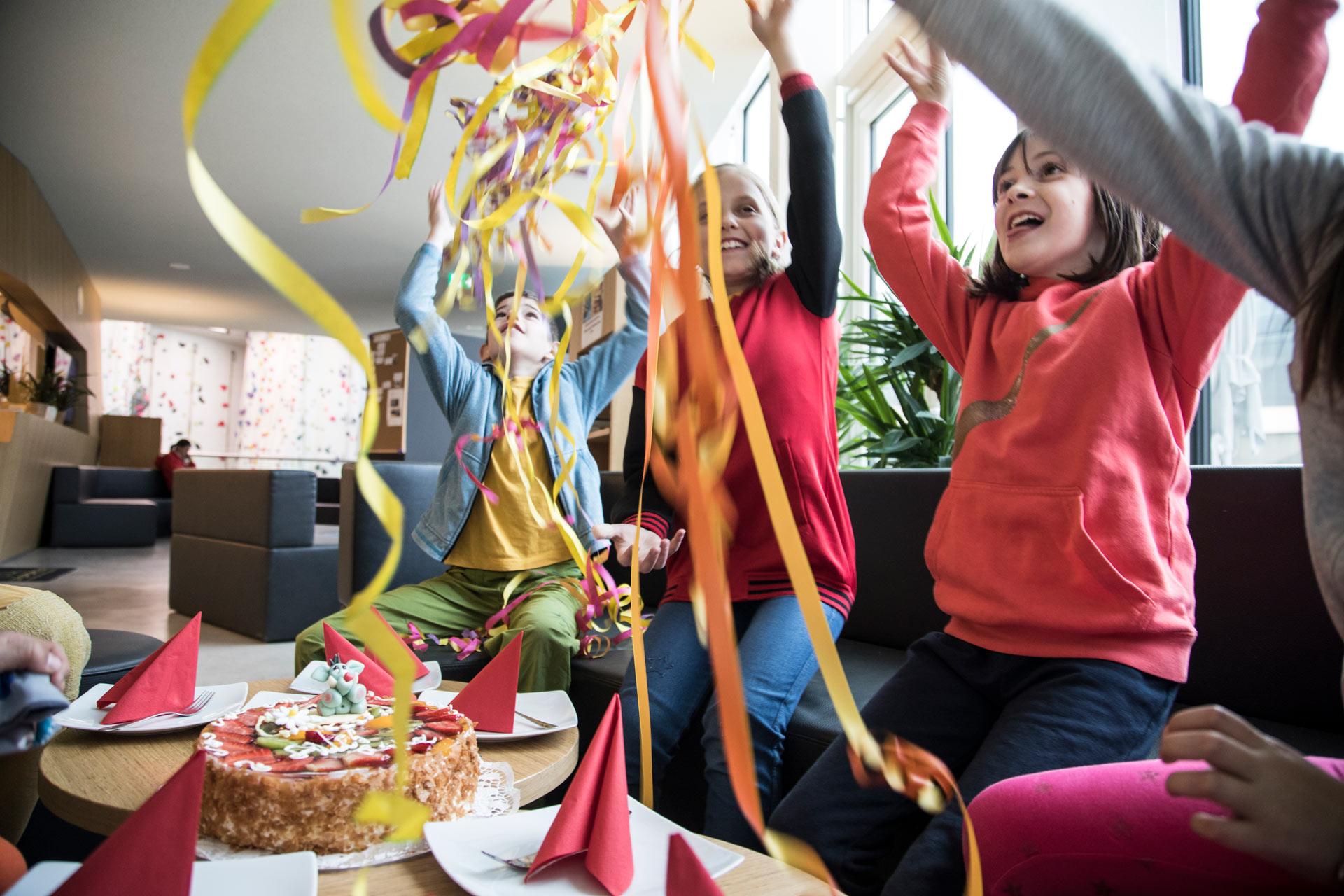 Kindergeburtstag mit Torte und Luftschlangen