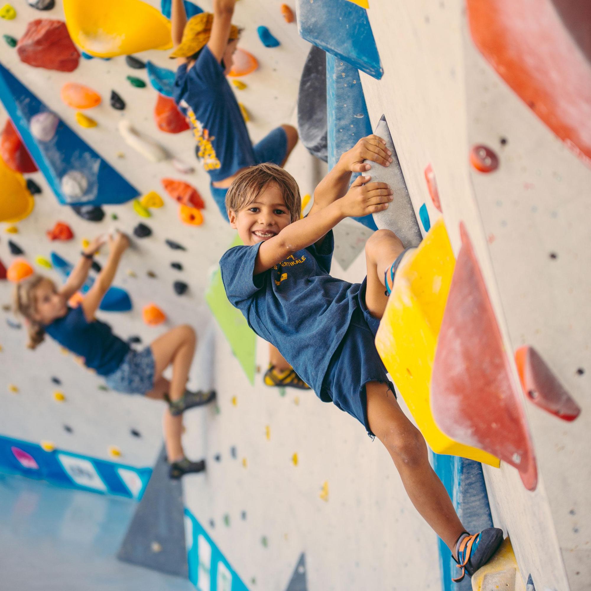 Kinder klettern im Klätter Adventure Camp