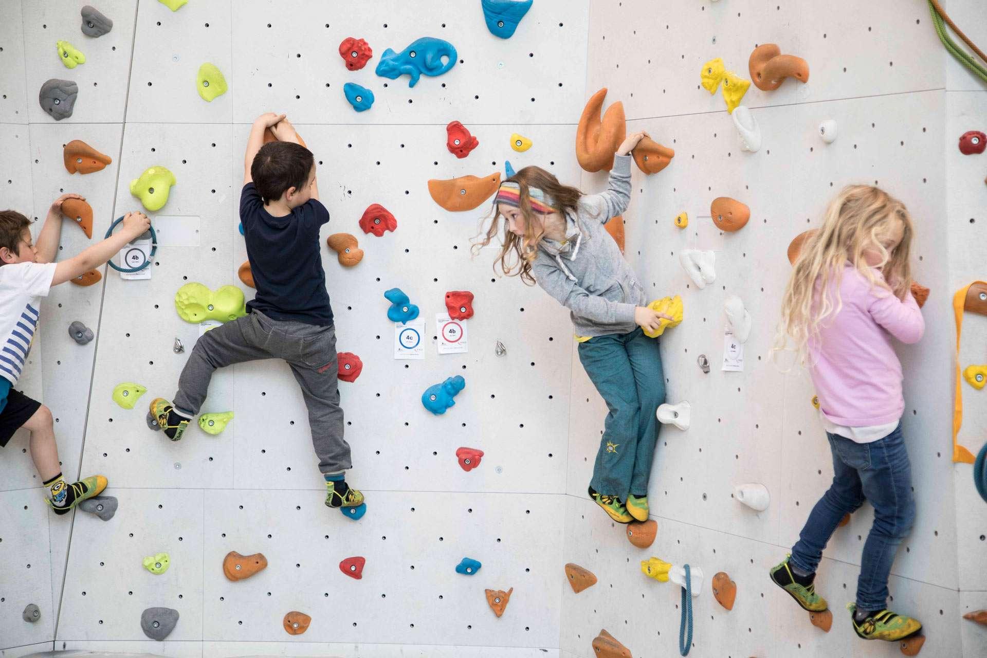Schulkinder an der Kletterwand