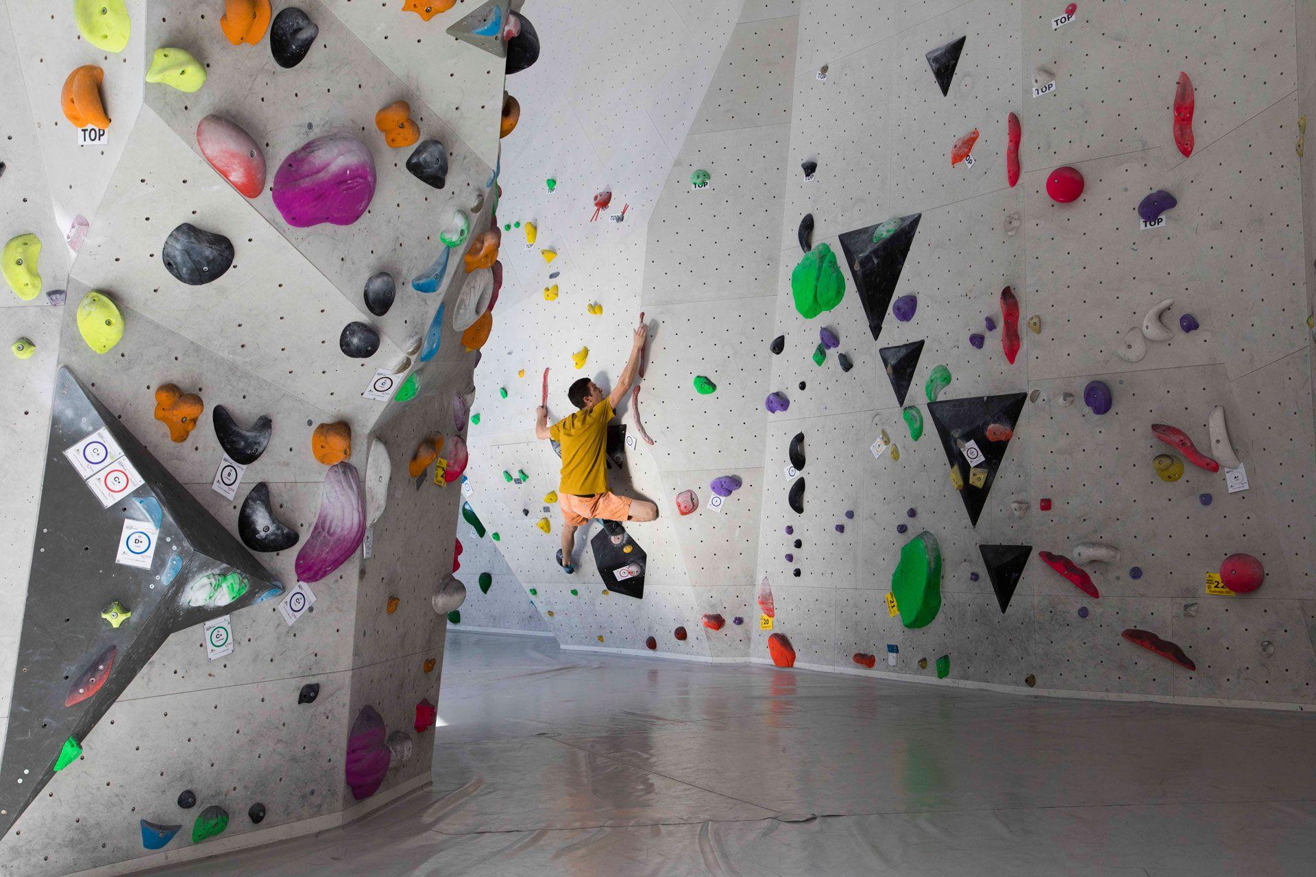 Bunte Routen an der hohen Kletterwand